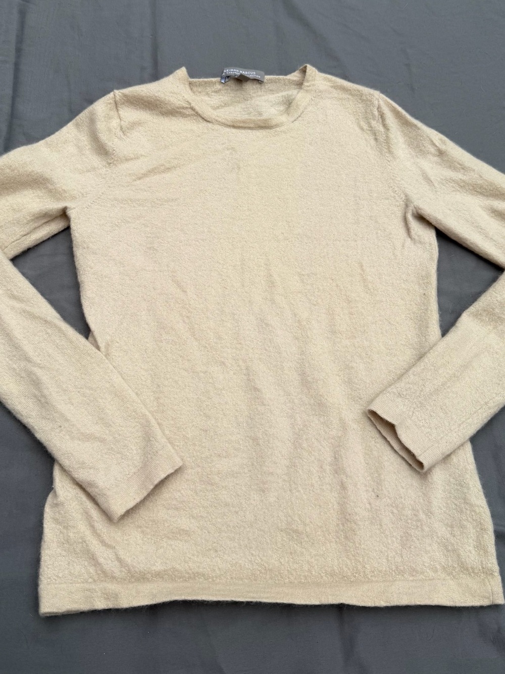 Neiman Marcus Women’s Crewneck Cashmere Sweater in Light Beige